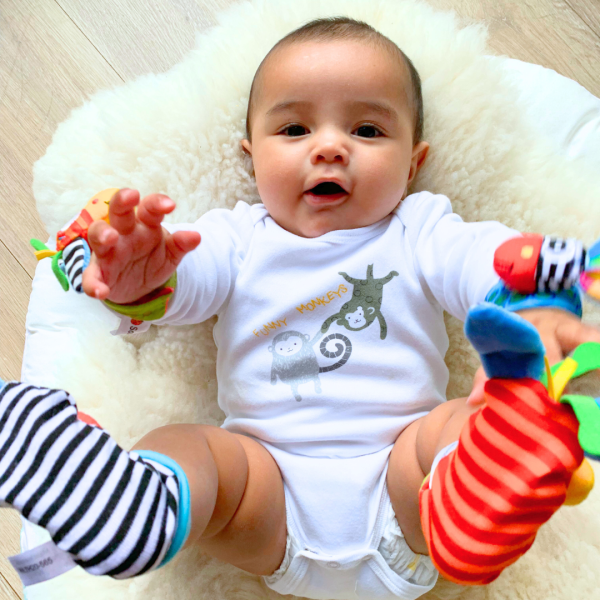 Set Sonajeros Calcetines y Muñequeras – Panda y mono - Imagen 3