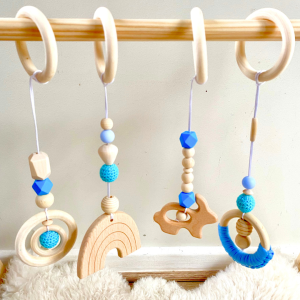 Gimnasio Montessori - Conejo Arcoiris azul