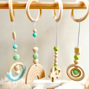 Gimnasio Montessori - Conejo Arcoiris verde celeste